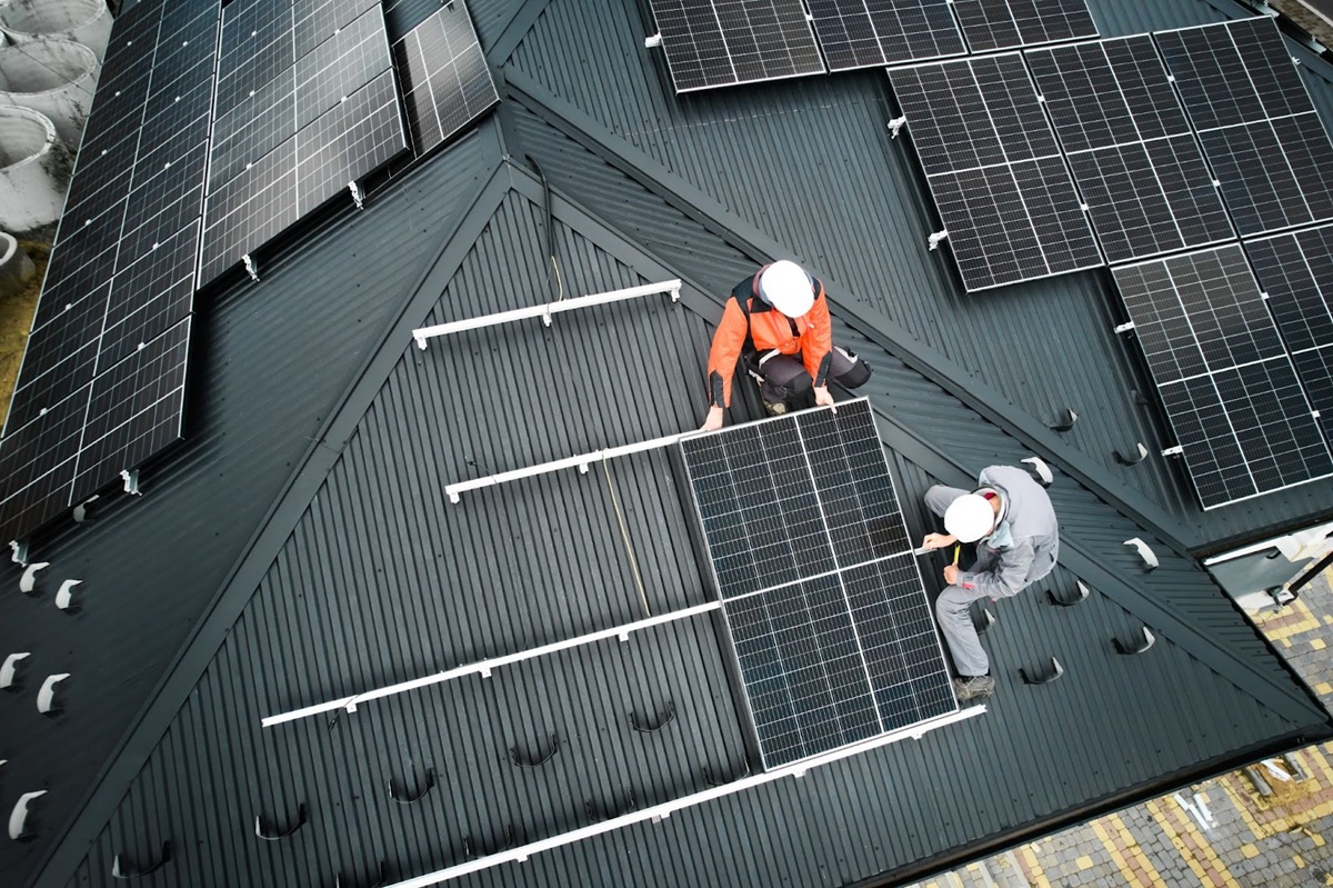 Green skills surge as low-carbon tech rewires UK homes